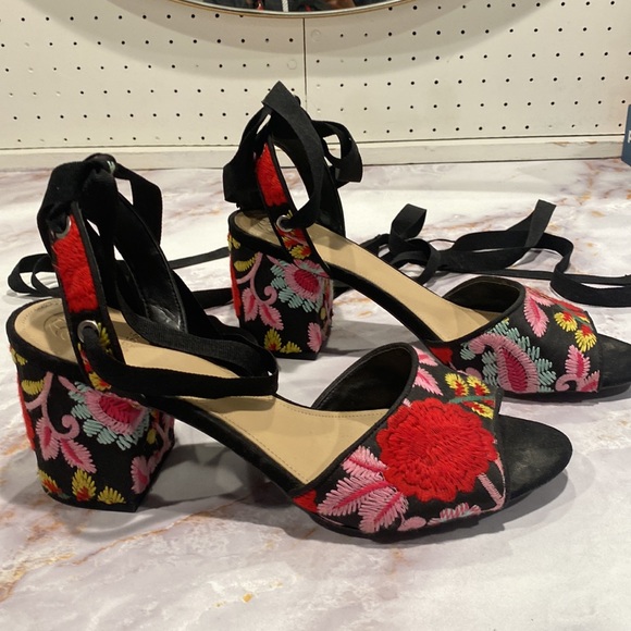 - Guess low heel floral embroidered shoes with ankle ties. SZ 9 - Picture 3 of 6